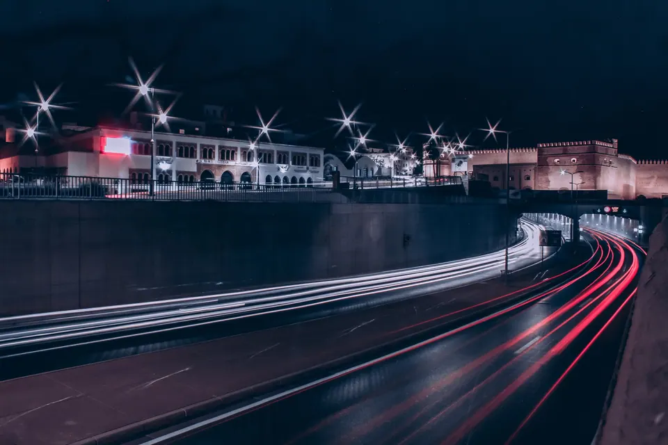 Rabat en mouvement à la nuit tombée